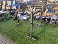 Banc de musculation multifonctionnel et durable pour usage domestique, avec cadre en acier réglable et support pour squats, idéal pour la musculation.