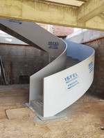 Escalier en colimaçon avec panneaux de verre, garde-corps transparent, supports finis en laiton, escalier courbé