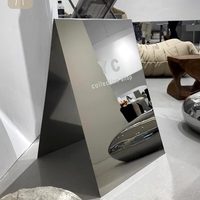Panneau publicitaire mobile sur pied en acier inoxydable avec miroir photo tendance pour les cafés