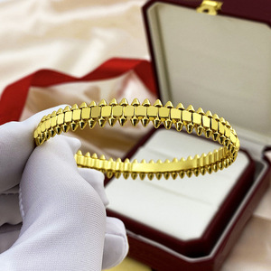 Brazalete de Diseño de Marca, Acero Inoxidable y Chapado en Oro de 18K, de Alta Gama, Unisex, para Regalo, Venta al Por Mayor de Fábrica - Product Image 3