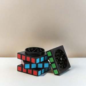 Nuevo Producto 2024, Molinillos de Hierbas en Forma de Cubo al por Mayor, Molinillo de Hierbas Grande de Plástico de 60 mm con Logotipo Personalizado - Product Image 4