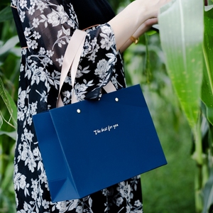 Sac shopping en papier bleu marine personnalisé avec poignée en ruban, structure rigide pliable, pelliculage mat pour cadeaux, bijoux, vente au détail - Product Image 3