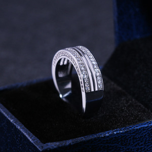 Anillo Minimalista con Micropavé, Elegante Anillo de Compromiso y Boda, Joyería Unisex - Product Image 4