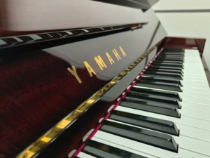 Piano Vertical Yamaha W108BS de 88 Teclas Contrapesadas, Teclado de Madera Sólida, Estilo Clásico, Montaje en Suelo, Caoba W108 - Product Image 5