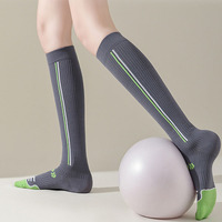 Chaussettes de compression sportives professionnelles pour femmes, nouvelle conception OEM, hauteur genou, couleur unie, mélange de coton, séchage rapide