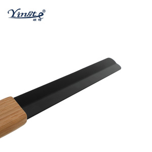 Calzador Yinste con mango de madera y cepillo negro para calzar y limpiar zapatos fácilmente - Product Image 3