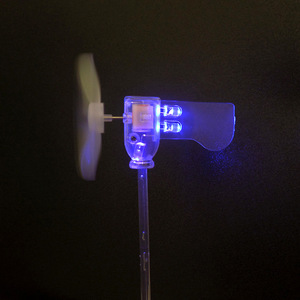Modèle de mini-éolienne avec lumière LED bleue, jouet éducatif en plastique pour enfants de 8 à 13 ans - Product Image 1