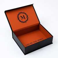Boîte cadeau rigide de luxe personnalisée en carton avec fermeture magnétique, finition UV sélective et pelliculage mat pour emballage de parfums, chaussettes et fourrures