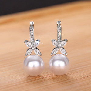 Orecchini pendenti a fiore con perle finte da donna, gioielli floreali alla moda per l'uso quotidiano - Product Image 3