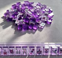 Ensemble de mahjong personnalisé en acrylique à trois couches de 160 pièces avec un motif de lapin porte-bonheur violet pour 4 joueurs, y compris l'emballage