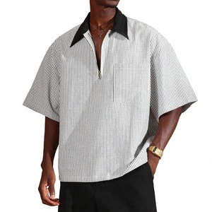 Polo de hombre a rayas con media cremallera y bolsillo, camisa casual tejida de manga corta con cuello en contraste, venta al por mayor - Product Image 1