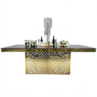 Table d'honneur dorée pour les mariés