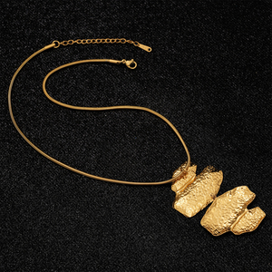 Collar Independiente de Cadena de Hueso de Serpiente de Doble Capa Martillada Estilo Vanguardista, de Metal Pesado, Inoxidable y con Medallón - Product Image 4