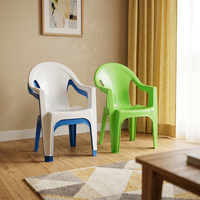 Chaise de salle à manger en plastique couleur personnalisée, haute résistance, empilable, design moderne et minimaliste, avec accoudoirs, pour la restauration commerciale