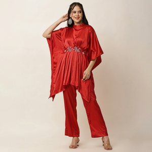 Ensemble élégant en satin rouge style kaftan empire avec broderie asymétrique, col montant, manches courtes et perles. - Product Image 1