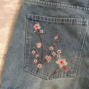 بنطلون جينز رجالي مخصص بتصميم عتيق مغسول ومطرز ومهترئ بقصة مستقيمة ومسامير - Product Image 3