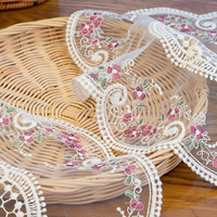 Napperon rond en dentelle brodée florale vintage, motif maille ajourée, broderie de fleurs rouges, dentelle blanche pour la décoration de la maison