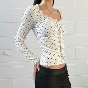 Camiseta de manga larga con cuello redondo, diseño de oído de madera, ajustada, con cordones, calada, sencilla y versátil, con estampado de lunares. - Product Image 2