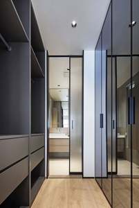 Armoire/Placard sur mesure contemporain avec portes coulissantes en bois massif - Product Image 2