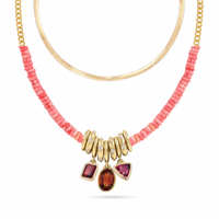 Collier double rangs EDGE style bohème personnalisé avec perles roses, chaîne serpent dorée et breloques pierres rouges, bijou fantaisie pour femme