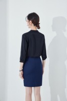 Chemise d'uniforme classique pour femmes, idéale pour les réceptionnistes d'hôtel et le personnel d'accueil en restauration.
