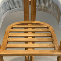Chaise d'extérieur en bois avec dossier tressé et coussin, siège haut pour patio et bar à domicile