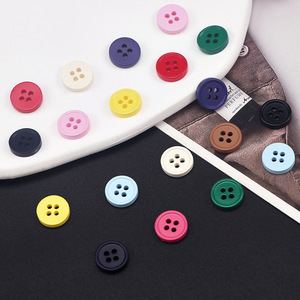 Boutons en résine colorés à bords fins Jiahe, à <span class=keywords><strong>quatre</strong></span> trous, peints à la main avec une peinture mate, pour chemises, cardigans, manteaux d'enfants, décoratifs. - Product Image 5