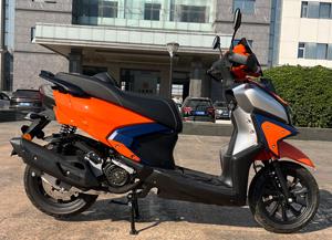 Motocicleta Scooter 2026 MOYING 150cc con Motor Refrigerado por Aire, Arranque Eléctrico, Freno de Disco Delantero y Trasero con Rueda de Aluminio - Product Image 3