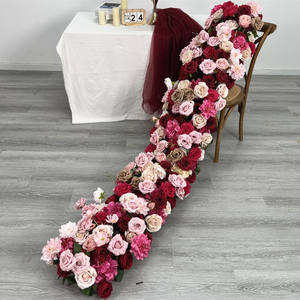 Composition florale rose vif pour centre de table de mariage, rangée de roses, décoration de table avec fleurs rouges, chemin de table - Product Image 1