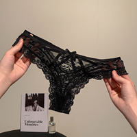 Tanga sexy de cintura baja con encaje y diseño hueco sin costuras Pure-desire para chicas atrevidas