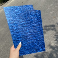 Plaque en acrylique moulé effet marbre bleu perle pour enseignes, présentoirs de vente au détail et environnements professionnels, compatible avec la découpe laser
