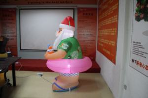 क्रिसमस <span class=keywords><strong>Inflatable</strong></span> हवाई राजहंस पूल फ्लोट सजावट के साथ सांता के साथ आंतरिक प्रकाश का नेतृत्व किया - Product Image 4