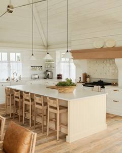 Cuisine américaine sur mesure Vermonhouzz avec des tabourets <span class=keywords><strong>de</strong></span> <span class=keywords><strong>bar</strong></span> en <span class=keywords><strong>rotin</strong></span> et un crédence en carreaux floraux pour un intérieur haut <span class=keywords><strong>de</strong></span> gamme - Product Image 6