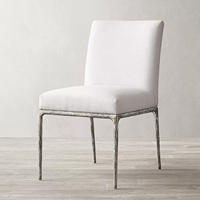 Chaise de salle à manger italienne moderne minimaliste de luxe léger en fer avec accoudoirs et rembourrage doux, pour usage domestique (Guangdong)