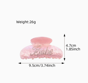 مشابك شعر أكريليك وردية سهلة التخصيص مع أحجار الراين وحروف فرنسية، مشابك فاخرة كبيرة الحجم للنساء - Product Image 1