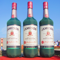 Bouteille géante gonflable de whisky irlandais Jameson pour la publicité en bar