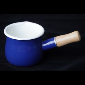 Famille de noël le plus populaire 500 ML chaleur casserole à lait marmite alimentaire Mini <span class=keywords><strong>pot</strong></span> à lait en fonte émaillée avec manche en bois anti-brûlure - Product Image 3