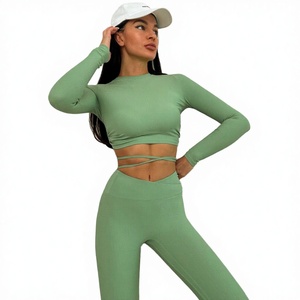 Ensemble de vêtements de sport pour femmes, haut court à manches longues vert avec détail croisé sur le devant, leggings taille haute, pour le yoga et les entraînements - Product Image 3