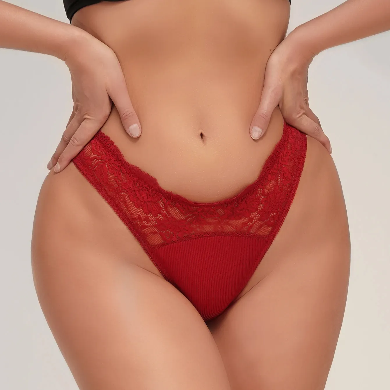 Venta caliente al por mayor Señoras maduras Mujeres Rojo G string Bikini Panty Tela de encaje Mujeres Sexy Tanga Bragas