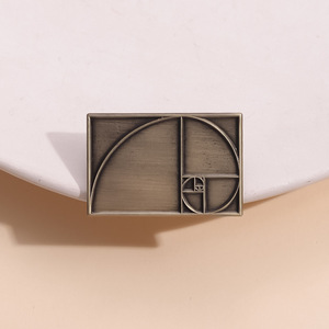 Spilla Geometrica Creativa in Lega Dipinta con Numeri di Fibonacci e Proporzione Aurea, Accessorio Unisex per Zaino, Regalo - Product Image 2