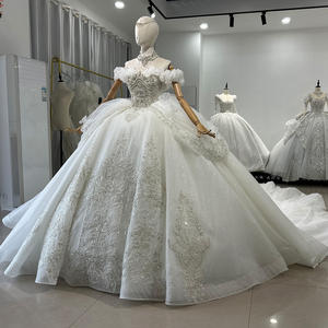 Современное свадебное платье с открытыми плечами - Product Image 3