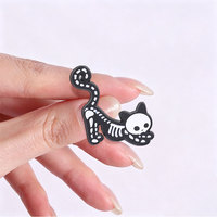 Broche en émail chat squelette mignon noir et blanc, chat étiré, pour décoration de sac à dos