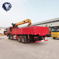 Camion lourd SINOTRUK HOWO équipé d'une grue, véhicule de levage durable équipé d'un moteur Weichai