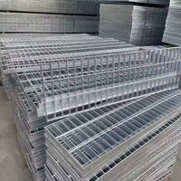 Grille de sol soudée dentelée en acier au carbone ASTM A36 robuste pour passerelles