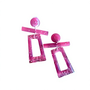 Boucles d'oreilles en résine faites à la main en gros avec des designs personnalisés, bijoux de mode colorés pour les boutiques et les collections de cadeaux - Product Image 1