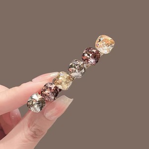 Une épingle à cheveux avec un seul clip, un clip pour une frange de style diamant, et un clip pour une <span class=keywords><strong>coiffure</strong></span> en forme de bec de canard. - Product Image 6