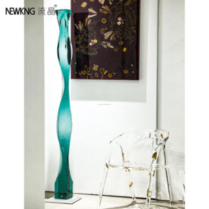 NEWKNG ผู้ผลิตงานศิลปะคุณภาพสูง รูปปั้นอะคริลิกใสสีเขียว (ไม่ใช่เรซิ่น) งานศิลปะตั้งพื้นแนวตั้งสำหรับสถานที่หรูหรา - Product Image 3