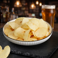 Nouvelles frites de pommes de terre croustillantes au goût sucré, coupées fraîchement, collation saine et naturelle, chips de pommes de terre semi-molles personnalisées