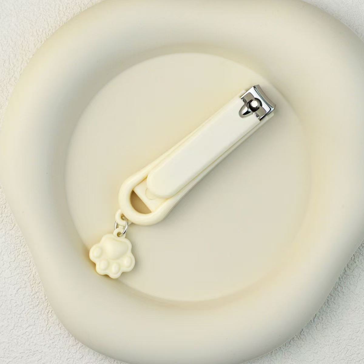 Blanc laiteux, plat, en vrac.