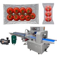 Industriële vacuümverpakkingsmachine met hoge capaciteit en dubbele kamer voor de verwerking van fruit en groenten in een groothandelsbedrijf voor verse producten.